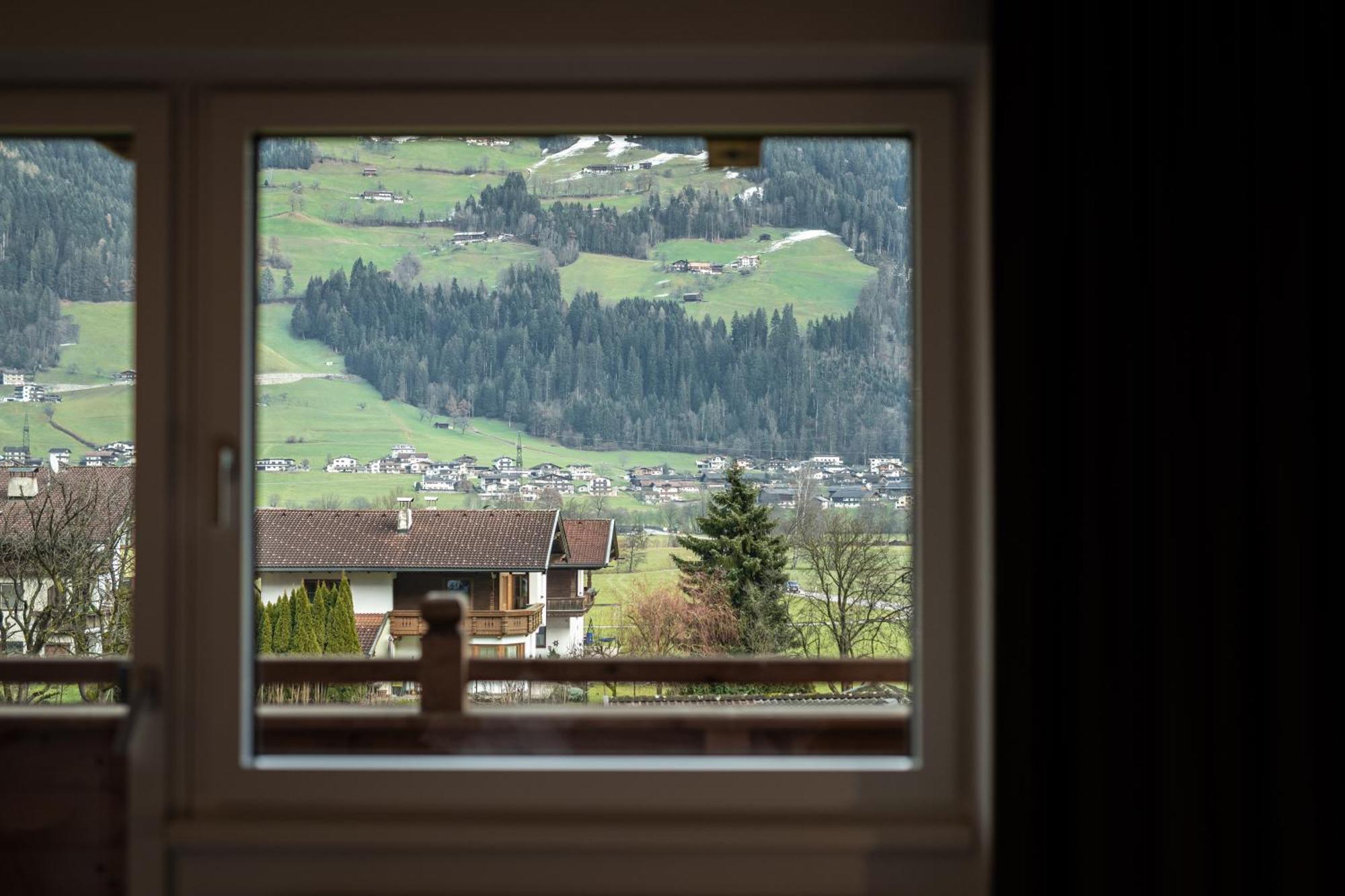 Lebe'Schlitters - Das Ferienapartmenthaus Im Zillertal Екстер'єр фото
